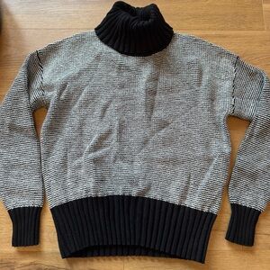 Banana Republic size Medium Black White Turtleneck Sweater